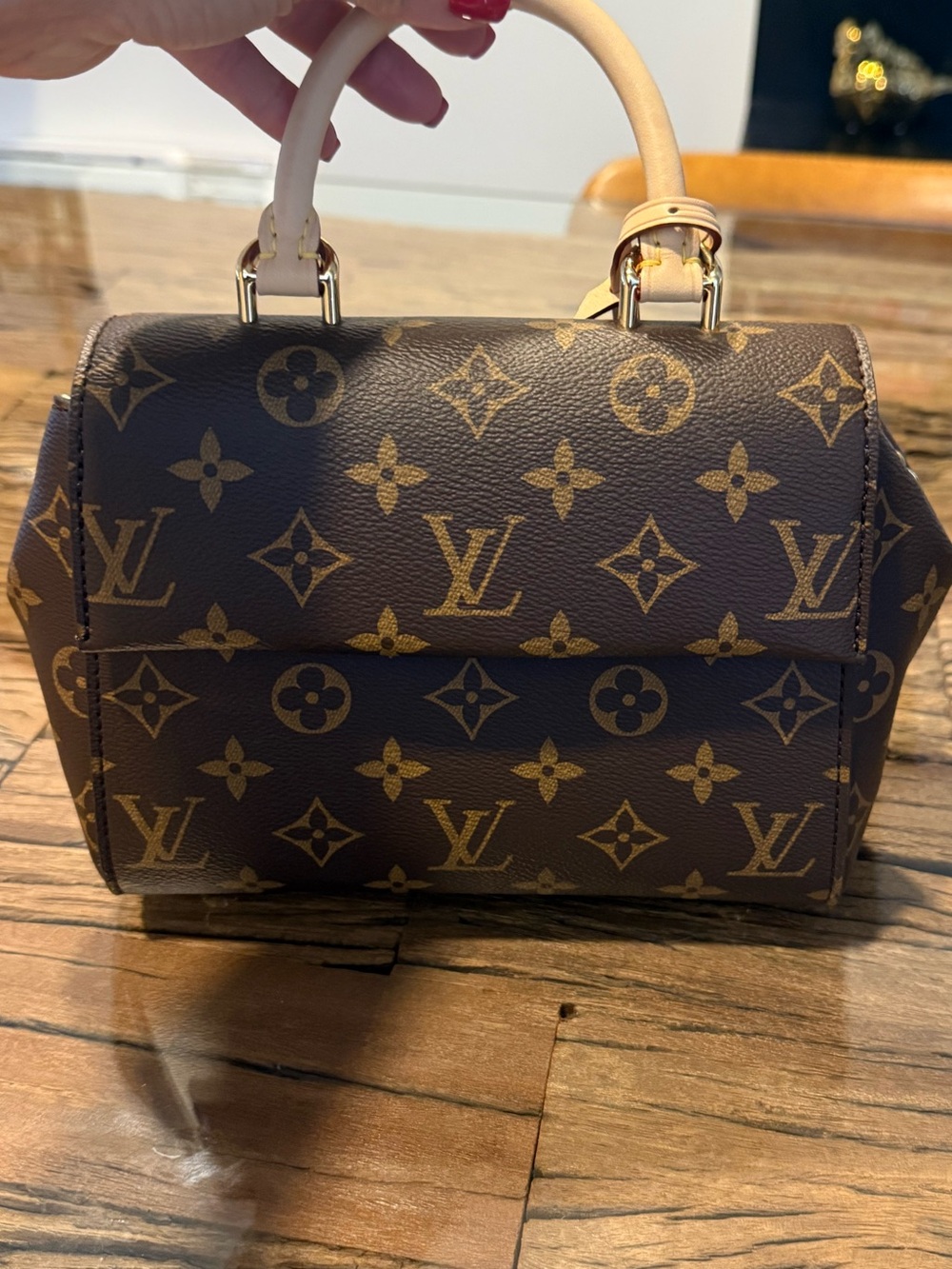 🔥 🔥 AUTHENTIC Worn once brand new Cluny Mini Louis Vuitton includes strap - Picture 4 of 10